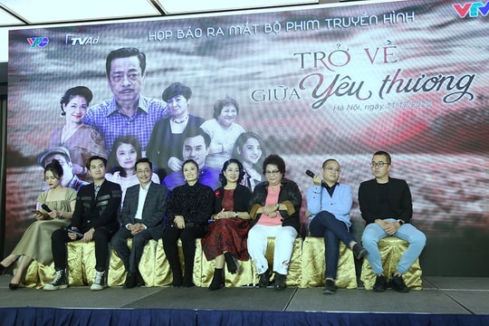 NSND Hoàng Dũng nén đau đến ra mắt phim "Trở về giữa yêu thương"