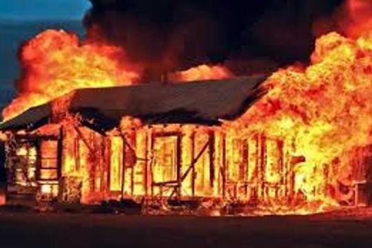 Tưới xăng đốt nhà vì vợ cằn nhằn chuyện uống rượu
