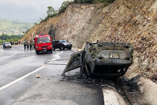 Ôtô mất lái đâm vách núi, bốc cháy khiến 3 người thương vong