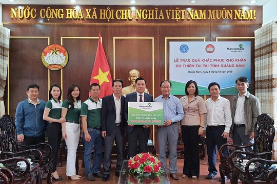 Trao tặng 372 thẻ BHYT nghĩa tình tới người dân vùng bão lũ tại Quảng Nam