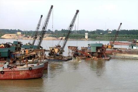 Bắt giữ 11 tàu và nhóm "bảo kê" hút cát trái phép trên sông Hồng
