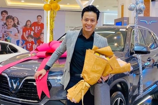 Diễn viên Hồng Đăng tậu xe mới “Không cưỡng lại được em lại phải nghiến răng”