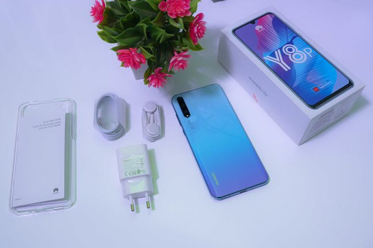 Huawei có thể sắp bỏ bộ sạc khỏi hộp sản phẩm