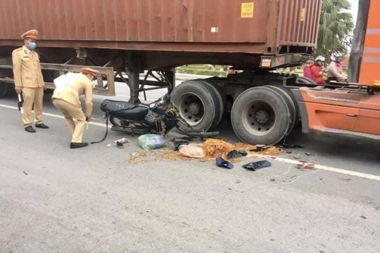 Giúp người ngã xe trên đường, cụ ông 63 tuổi bị xe container đâm tử vong