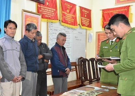 Bắt quả tang 7 đối tượng đang say sưa đánh bạc