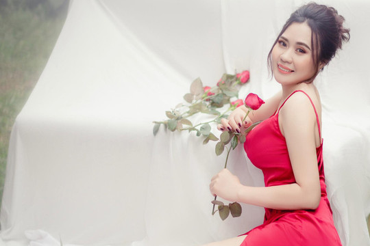 Diễn viên Phan Kim Oanh mong manh trong giá lạnh đầu đông Hà Nội
