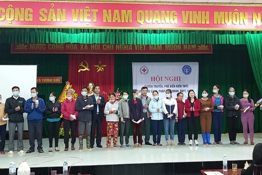 Thanh Hoá: Trao tặng thẻ BHYT miễn phí cho hộ gia đình khó khăn   
