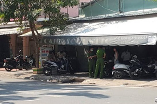Nam thanh niên bị truy sát, chém gục trên phố