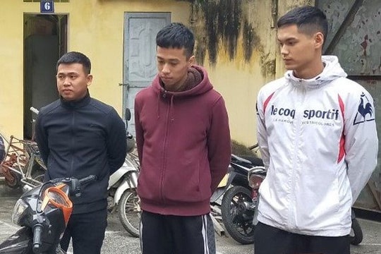 Lộ diện các đối tượng ném chất bẩn vào nhà vợ chồng nhà báo
