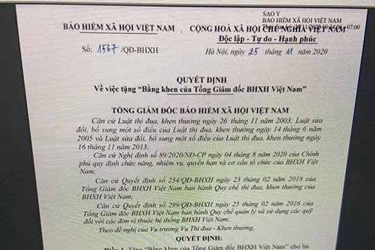 Một người dân được BHXH Việt Nam khen thưởng   