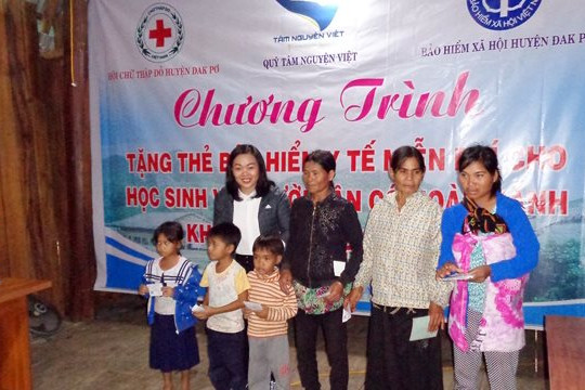Huyện Đắk Pơ (Gia Lai): Tặng thẻ BHYT giúp bà con đồng bào Bana hoàn cảnh khó khăn  