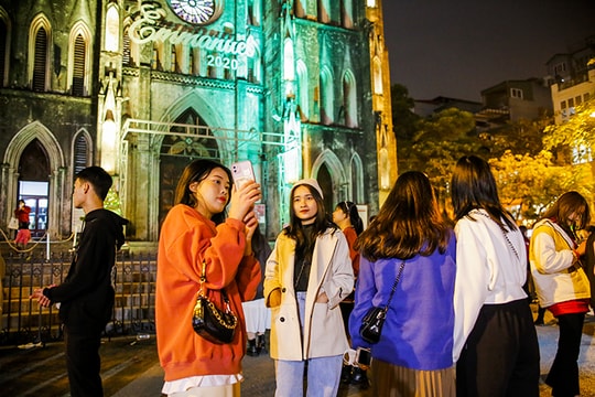 Nhà thờ Hà Nội rực rỡ chờ đón Giáng sinh