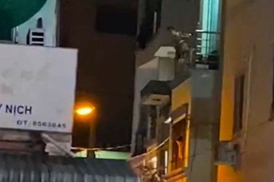 Đối tượng lên cơn ngáo đá, chém anh rể rồi đóng cửa cố thủ