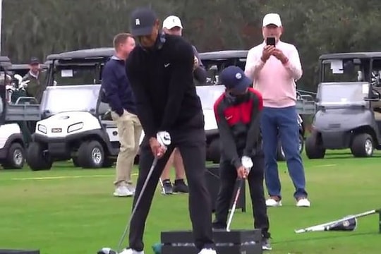 Con trai Tiger Woods gây sốt với cú phát bóng hoàn hảo