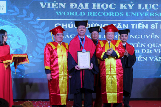 Anh hùng lao động Nguyễn Quang Mâu – Chủ tịch HĐQT         GỐM ĐẤT VIỆT                vinh dự đón nhận danh hiệu Tiến sĩ danh dự của Viện Đại học Kỷ lục Thế giới.