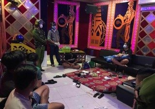 Phát hiện nhiều đối tượng tổ chức sinh nhật bằng ma tuý trong quán karaoke Gold Star