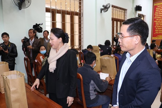 Agribank ủng hộ 5 tỷ đồng khắc phục hậu quả lũ lụt tại huyện Phước Sơn tỉnh Quảng Nam