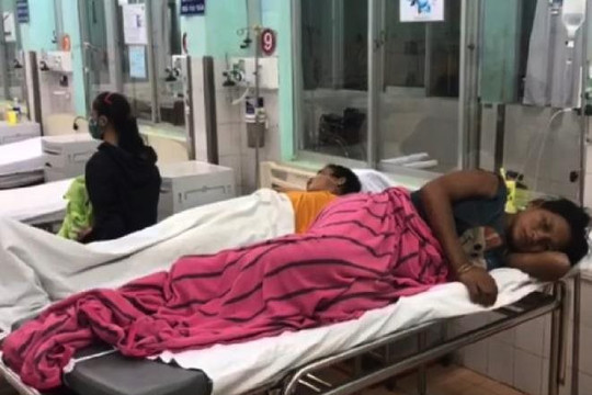 Đang ăn cơm tối, 3 người bị thương nặng nghi do trúng đạn