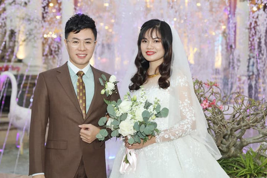 Hé lộ hình ảnh đẹp trong đám cưới và lý do MC Lê Anh không mời sao Việt cùng bạn bè đến dự
