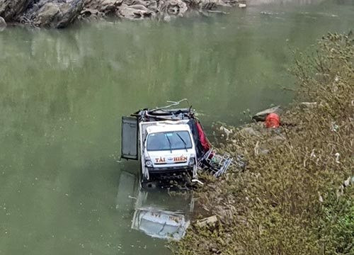 Nam tài xế ngủ gật khiến xe tải lao xuống sông