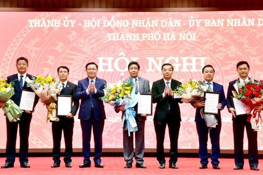 Hà Nội công bố quyết định phê chuẩn 5 Phó Chủ tịch UBND thành phố