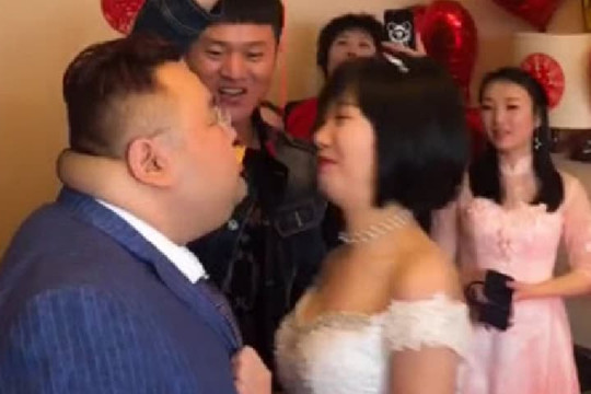 Chú rể 200kg gây sốt, nhìn nhan sắc cô dâu xong cư dân mạng bình luận: 'Nhà này có mỏ vàng à?'
