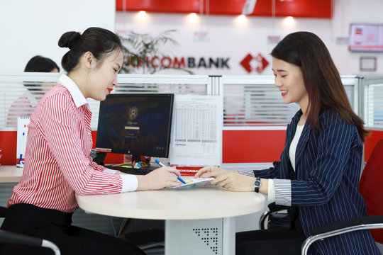 Nhân viên ngân hàng nào làm việc hiệu quả nhất?
