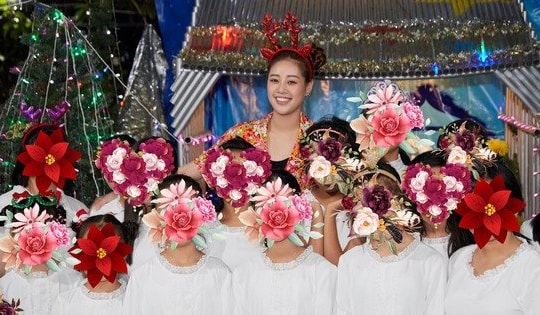 Hoa hậu Khánh Vân đón Giáng sinh cùng các em ngôi nhà OBV
