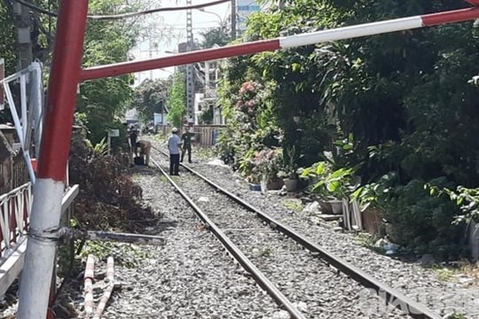 Người phụ nữ bị tàu tông tử vong khi băng qua đường ray phơi quần áo