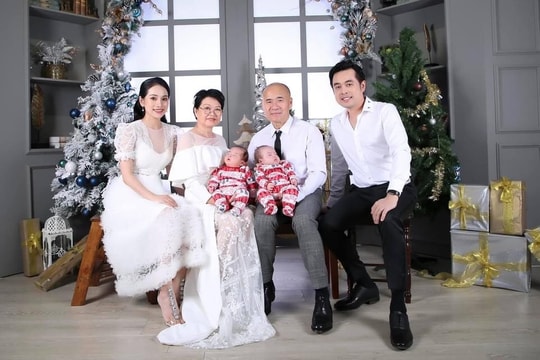Dương Khắc Linh tung ảnh đón Giáng sinh bên gia đình