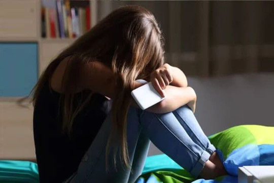 Ngồi ở ga tàu, cô gái Ấn Độ 22 tuổi bị 3 người đàn ông cưỡng hiếp tập thể
