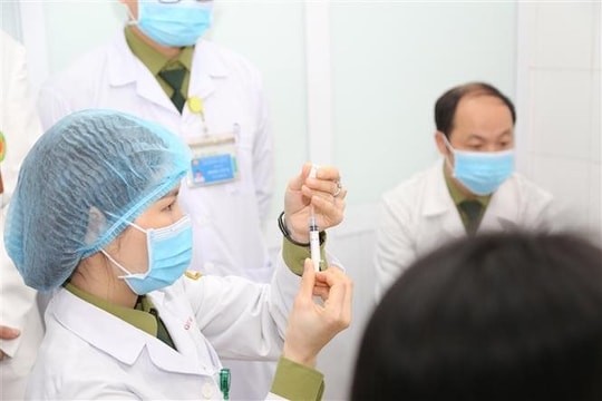Tiêm vắc xin ngừa Covid-19, nhóm liều 50mcg cho 3 người thử nghiệm đầu tiên