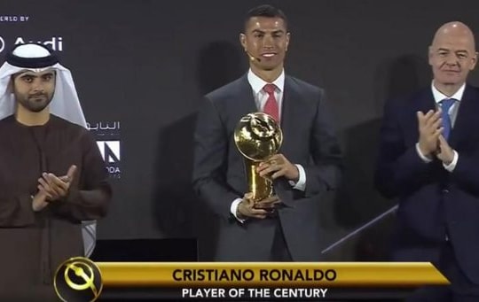 Đánh bại Messi, Ronaldo nhận giải 'Cầu thủ hay nhất thế kỷ'