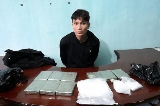 2 đối tượng giấu 9 bánh heroin và 1 kg ma tuý đá bên trong xe máy