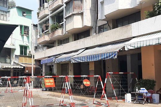 TPHCM: Phong tỏa một chung cư có ca mắc COVID-19 mới