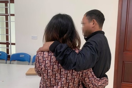 Cuộc đoàn tụ trong nước mắt của ông bố với con gái bị lừa bán sang xứ người
