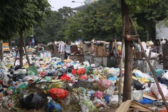 Nhiều tuyến phố Thủ đô lại "sống cùng" rác thải 