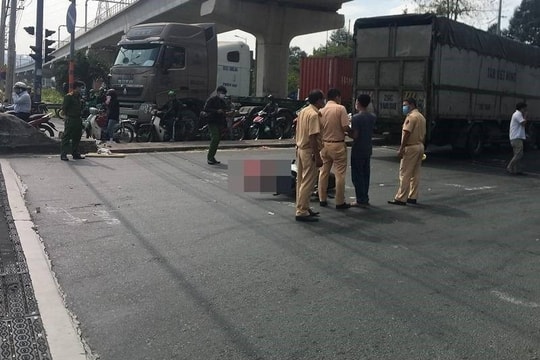 Nam sinh tử vong tại chỗ sau khi va chạm với xe tải