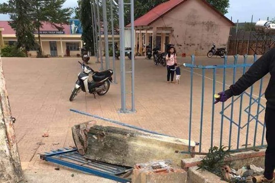 Sập cổng trường tiểu học, 1 nam học sinh tử vong