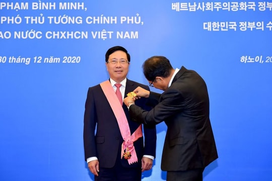 Phó Thủ tướng Phạm Bình Minh được Hàn Quốc trao tặng Huân chương Quang Hoa