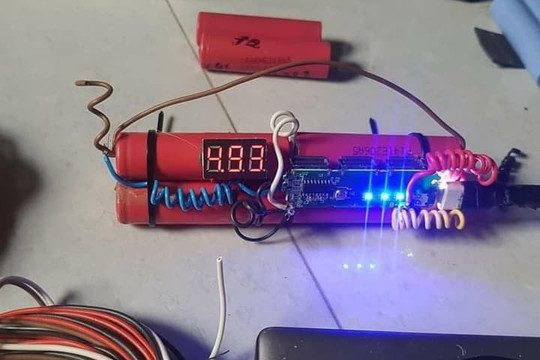 Đi đám cưới người yêu cũ, chàng trai làm món quà tự chế để tặng, ai ngờ bị cả họ tình cũ kéo đến tận nhà tìm