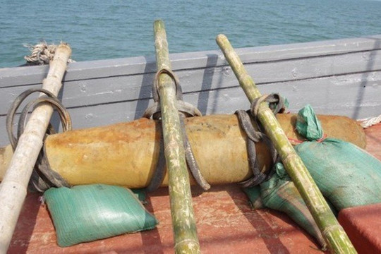 Phát hiện quả bom “khủng” khi đang đánh cá