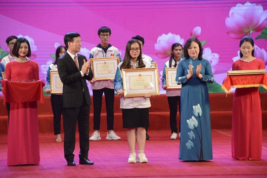 Vinh danh 130 HSSV  học tập và làm theo tư tưởng, đạo đức phong cách Hồ Chí Minh