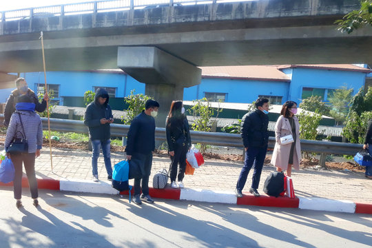 Hà Nội: Người dân mòn mỏi chờ đón xe về quê nghỉ Tết Dương lịch 2021