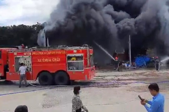 Khói lửa bao trùm công ty kinh doanh vật liệu xây dựng
