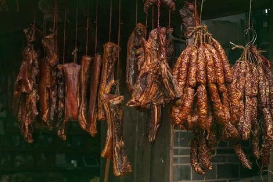Lạp sườn và thịt xông khói đã được để trong tủ đông 1 năm, nên ăn hay bỏ đi? Hãy làm sáng tỏ bí mật này