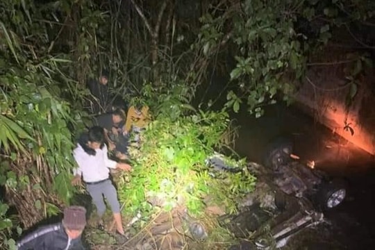 Ô tô lao xuống suối, 6 người thương vong