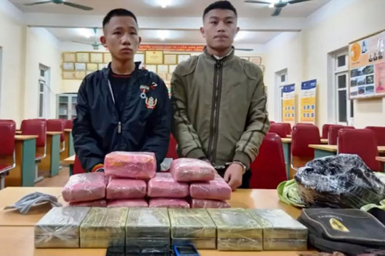 Nhận 300 triệu đồng vận chuyển thuê 12 bánh heroin, 54.000 viên ma túy, 1kg ma túy đá
