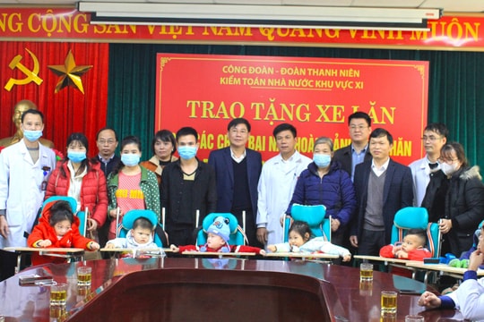 Kiểm toán Nhà nước khu vực XI trao tặng xe lăn cho các cháu bại não tại Bệnh viện Nhi Thanh Hóa