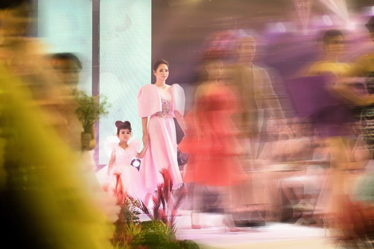 Lại Hương Thảo nhịn ăn catwalk ở vị trí first-face